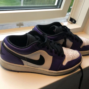Jordan 1 Court purple low - Säljer min Jordan 1 Court purple low i st:42, vid köp direkt 1700kr. Priset kan diskuteras vid intresse. 