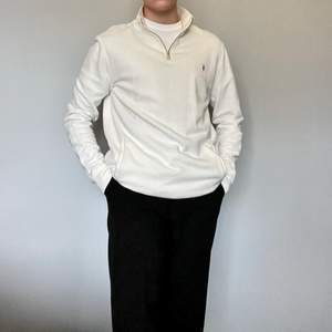 Oversized kräm / offwhite färgad tröja från Allsaints i storlek Small.  Passar som Medium.  Använd ett fåtal gånger, inga skador eller fläckar.  Köpt på Zalando för 1000kr