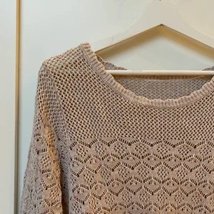 Stickad tröja nude rosa - Stickad tröja i 100% bomull. Strl M/LPlagget är använt några gånger men det ut som ny! Kan mötas upp eller skickas(köpare betalar frakten)