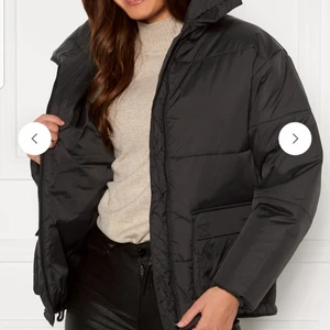 Denim jacket - Köptes förra året, inga fel eller defekter på den. Köptes för 1300kr säljer för 400kr. Dunjacka som håller sig varm under kalla tider. bilderna är tagna från Internet.