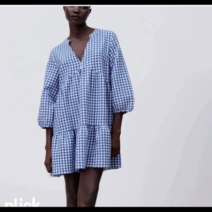 Rutig klänning - Säljer min snygga populära rutiga klänning ifrån Zara❤️ Köptes i somras och använd Max 3 gånger, är därför i väldigt bra skick. Snygg att använda även nu till hösten! Skriv vid intresse❤️