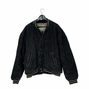 Denim bomberjacka - En vintage Oversized denimjacka med knappar. Tjockare material som gör att den håller värmen. 