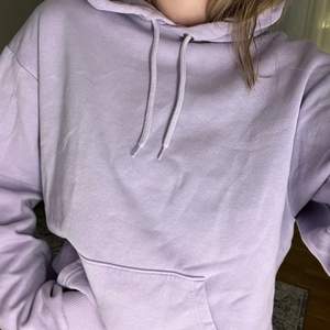Jättefin lila hoodie från monki💜 färgen är som på första bilden☺️