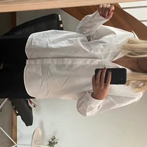 Vit skjorta - Perfekt skjorta med snygg passform, säljer då jag har två likadana❤️❤️