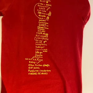 T-shirt  - Säljer min röda hov1 tröja med snygga detaljer på ryggen i storlek S.❤️ köparen står för frakten 🚚 