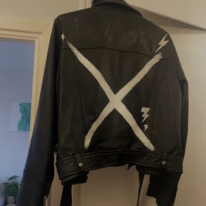 Skinnjacka med målning  - Säljer min älskade skinnjacka från Zara. Köpte den för ett par år sedan och har målat själv på ryggen med vattenfast färg (så den tål regn). Den är i storlek XL men det är en liten modell så den sitter lite oversized på mig som är 170 cm lång och vanligen har storlek S-M (se bild tre). Nypris 899 kr. Är inte helt säker på vad frakten kommer att kosta men köpare står för frakt. Skickar fler bilder på förfrågan 💘