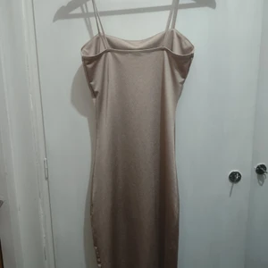 Fest klänning guld/sammet  - Oanvänd klänning i storlek XS från Gina Tricot ,form sydd och tajt.