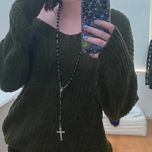 Grön sweater - (lånat bilder från förra säljare) Säljer denna fina stickat mörka gröna tröjan jag köpt från plick som inte kommer till användning. 