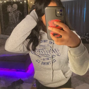 Vintage hoodie - Säljer en helt oanvänd trendig vintage hoodie i storlek S ❤️