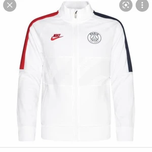 PSG kofta  - Säljer min PSG kofta som köptes förra vintern. Jättefin kofta men kommer tyvärr inte till användning. Köpte den från barnavdelningen i st L men sitter mer som en S. Hör av er för fler bilder🌸
