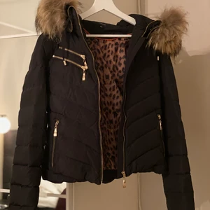 Vinterjacka från Hollies  - Använd två vintrar men bra skick, det enda som är ”fel” är lilla skavet på ärmen som man ser på tredje bilden. Jackan är i en kort modell och går till mitten på höften. Nypris ca 3000kr