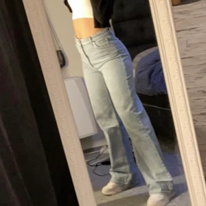 Monki jeans  - Säljer mina fina Monki jeans i modellen Yoko då de är förstora för mig🥰