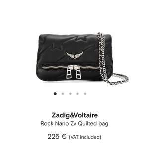 Säljer min mini Zadig väska med stjärnor!!!💓💓 det långa bandet är bara en lång vanlig kedja. (Kan skcika fler bilder på det) annars är den sjukt sparsamt använd och ser helt ny ut.  💓💓 (NYPRIS 2252kr!!)