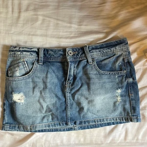 Lowwaist jeankjol - Säljer denna asnajsiga lowaisted jeanskjol! Storlek 34, först till kvarn!