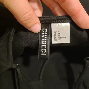 Klänning  - Svart bodycon dress med snörning från hm 