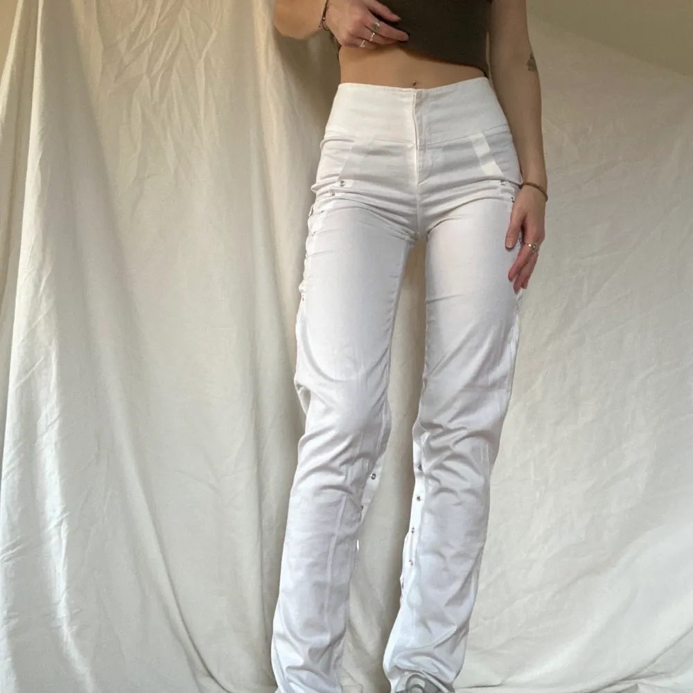 Cool byxor köpta på humana, storlek 28/34 skulle jag gissa på (jag är 175cm). Aldrig använda, köparen står för frakt :). Jeans & Byxor.