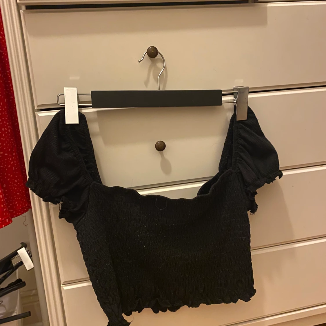 Svart top med off shoulder