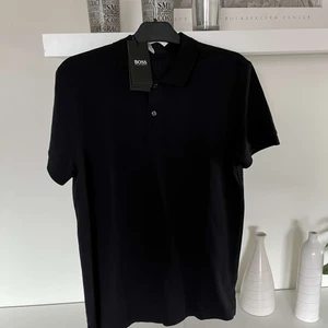 HUGO BOSS Pike - Hugo boss piké i storlek L men sitter typ som M. Aldrig använd. Priset kan diskuteras