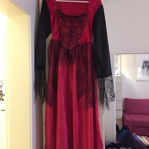 Dracula’s wife, vampire costume - Säljer min vampyrkostym för halloween. Storlek M. Glansig röd med svart spindelnätstyg. Använd, men utan fläckar. Om fler är intresserade startar budgivning.