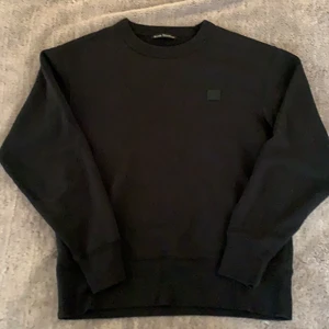 Tröja från Acne strl S - En tröja i skönt material från Acne. Har endast använt den ett fåtal gånger och den är i väldigt bra skick utan några skador. Nypris: 2000kr