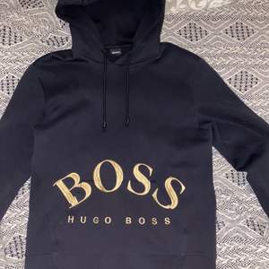 säljer min guldiga Hugo boss hoodie som är köpt för 1800 kr. Tröjan är i jätte fint skick och är i jätte skön material. Först till kvarn