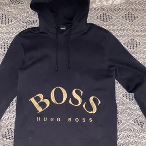 Hugo boss tröja - säljer min guldiga Hugo boss hoodie som är köpt för 1800 kr. Tröjan är i jätte fint skick och är i jätte skön material. Först till kvarn