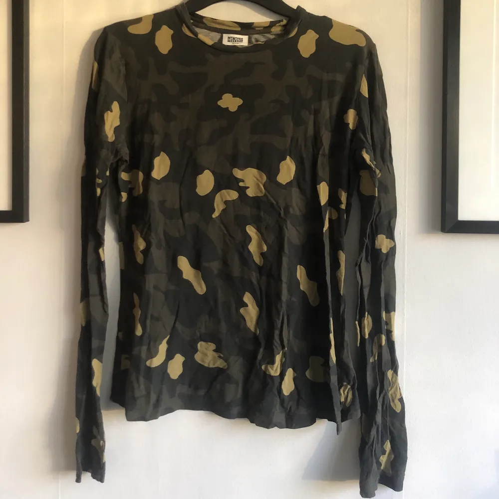 Säljer en militärmönstrad långärmad tröja från weekday i storlek Medium, passar dock även Xs-small beroende på önskad fit (är ganska tight). Material: 100% bomull. Skick: använd men hel! ☀️. T-shirts.