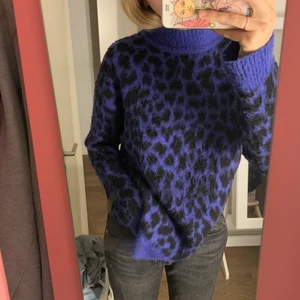 Mysig tröja  -  Mysig lila tröja med leopardmönster på från NAKD