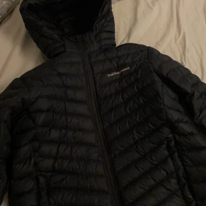 Peak performance jacka - Säljer min snygga peak jacka i storlek 170 men sitter som en S/M. Jätte varm och skön. Köpt för 1 år sen ungefär, nypris 1800kr