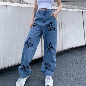 Jeans med fjärilar - Säljer dessa jeans med fjärilar, lånad bild så skriv om egna bilder! Storlek M, skulle säga att dom passar en S-M!!