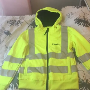 Reflex jacka  - En helt ny rid reflex jacka som jag säljer för ett mycket billigare pris än original priset som var 500kr och jag säljer jacka för 100kr. 