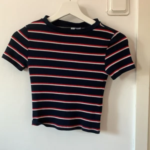 Randig h&m topp -  Randig topp från h&m jätte fin passar med vad som hälst 💙