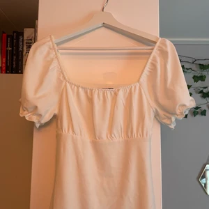 Vit Klänning  - En vit klänning från BIKBOK, använt en gång och är i bra skick. 