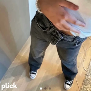 Grå zara jeans - Grå zara jeans med halvt låg midja. Jättefina men passade inte mig. (Lånade bilder)