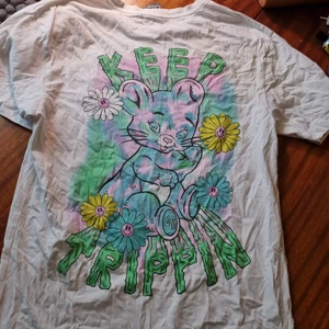 Oversize tshirt  - Fetaste tshan från märket crooked tongues! Utrop 10 kr. Nypris var ca 500 kr. Unisex, unik med tryck fram och bak. Xs. Buda ej om du inte tänkt köpa! Allt utom auktioner kostar 10 kr i min profil. Samfraktar. PS behöver strykas annars nyskick!