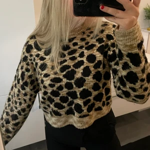 Mysig leopard tröja - Jättefin stickad tröja i leopard mönster. Inte alls sticksig. Från Topshop, storlek 36❤️‍🔥❤️‍🔥