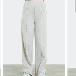 Grå vida mjukisbyxor  - Säljer mina fina grå mjukisbyxor från bikbok, aldrig använda då jag har ett par andra jag hellre använder❤️ storlek xs och går till fötterna på mig som är 172💓