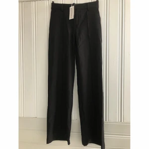 Svarta kostymbyxor från Venderbys - Riktigt fin kostymbyxa i skönt material!! Raka ben, hög midja och söm framtill. Helt oanvända ifrån Venderbys, modell Vera Wide, köpta för ~530kr. Har även ett par i storlek XXS utlagda i min profil <3