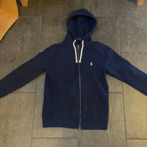 Ralph Lauren luvtröja, strl S - Inköpt för 1495 kr från Zalando. Använd ca 3 gånger. Säljer pga för liten. Skick 9/10. Vid snabb affär kan priset sänkas
