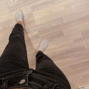 Gina Tricot storlek 34 - Ett par snygga högmidjade svarta jeans ifrån Ginatricot i storlek 34. Knappt använda och är i ett bra skicka.☺️ 100kr+frakt. Skriv om intresserad eller vid frågor💖☺️