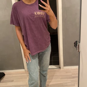 lila T-shirt EU 38 - En snygg oversize lila tröja köpt från prettylittlething EU 38. 