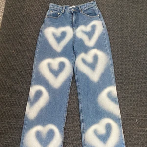 Adika Heart Jeans - Hade de på mig en gång, säljer pga passar inte mig  Nytt pris 600kr