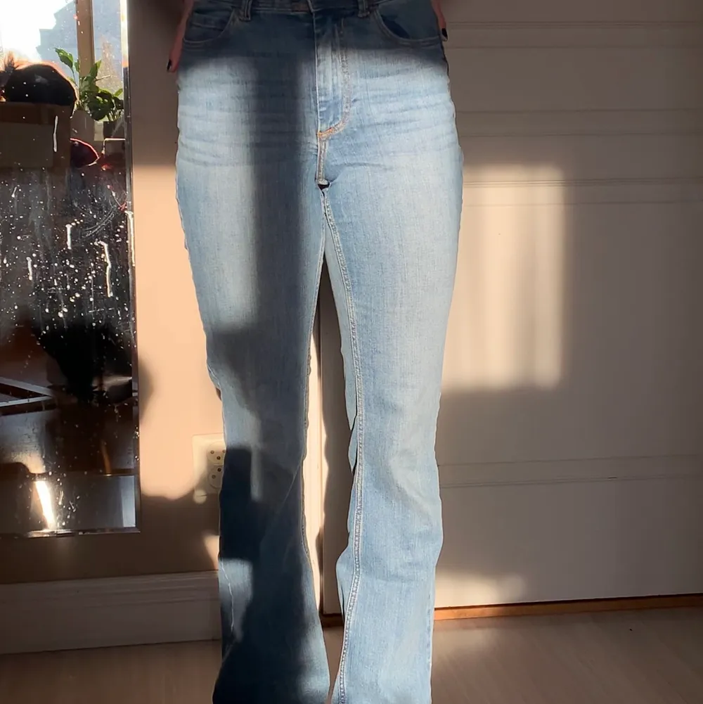 Säljer mina föredetta favorit jeans från Jacqueline de Yong, då de tyvärr inte kommer till så mycket användning längre. Modellen heter “flora life flared high mb noos dnm” och har varit en mycket populär men även slutsäljande modell.. Jeans & Byxor.