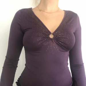 y2k lila tröja stl 34 - modellen har storlek 36/38 i överdel och är 174 cm lång. köptes sent 90-tal/tidigt 2000-tal. tröjan på bilden är STORLEK 34. möts upp i stockholm eller fraktar. *köpare står för frakt och swishar innan paketet skickas 👾💌