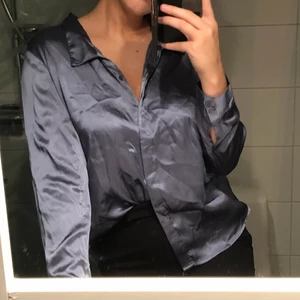 Skjorta i satin - Otroligt snygg skjorta som passar både till vardags eller till fest. Storlek L men sitter snyggt oversized på mig som har S. Från rut&circle.