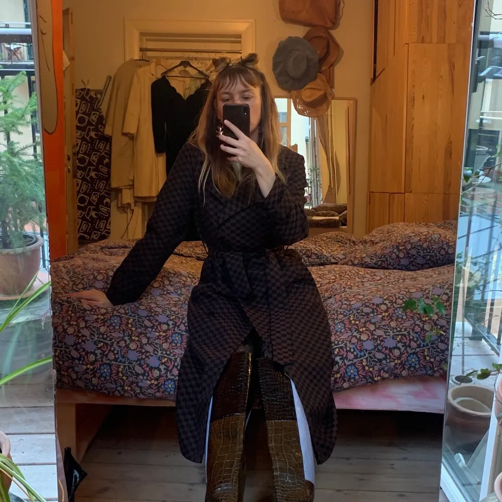 Chequered coat size 34 but feels like size 36 at least. Brown and Black chequer, pockets and belt. Very comfy. Never used. . Jackor.