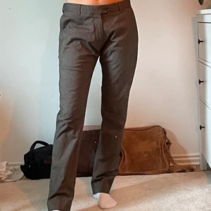 Bruna lowwaist kostymbyxor  - Ett par väldigt fina bruna kostymbyxor, som tyvär är lite för stora för mig i midjan, vilket man ser på andra bilden. Väldigt bra skick och härligt material.🤎