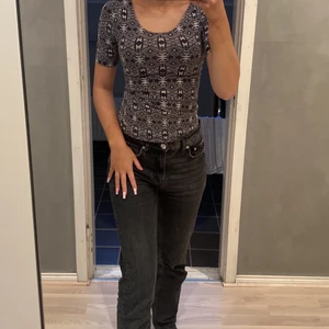 H&M  - En söt topp som är köpt från H&M för flera år sedan ( står tyvär ingen storlek men jag bär XS/S i tröjor och den sitter bra på mig)☺️den är fortfarande ett bra skick har använt den några gånger. 50kr+frakt. skriv vid intresse eller frågor!💖❤️