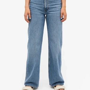 Monki Yoko mid blue jeans - Säljer då dom inte kommer till användning 