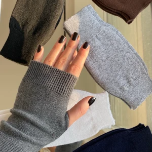 Torgvantar - Torgvantar i kashmirmix! Perfekt till hösten/vintern🍂 De finns i färgerna: svart, marinblå, brun, mörkgrå, ljusgrå och vit! 1 par 125kr, 2 par 220kr (+16 frakt)! (Mitt förra konto slutade fungera, ni ser det på sista bilden)💘